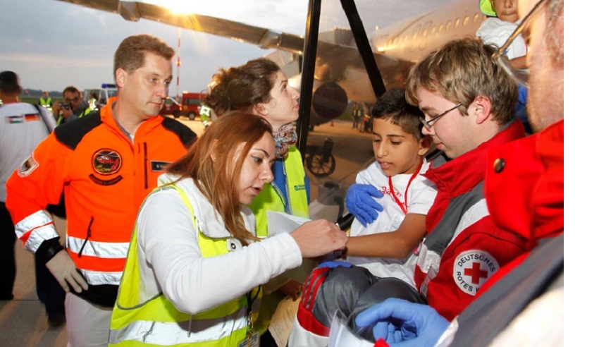 Bamberger Helfer beim Transport der Kinder aus dem Flugzeug